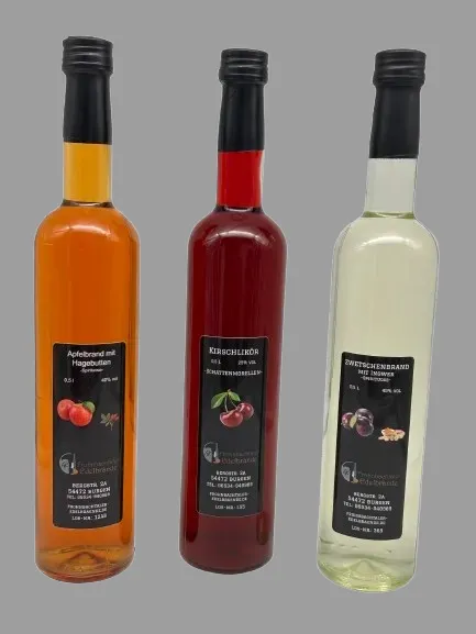 Apfebrand mit Hagebutte, Zwetschenbrand mit Ingwer-Chililikör sowie Kirschlikör, je 0,5 l in Glasflaschen